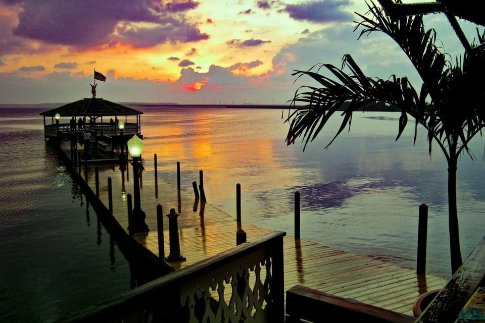 Local crabs, crab cakes, and fresh seafood are a must-try. Many restaurants have sunset bay views — super popular for crab feasts after a beach day.