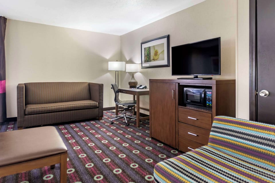 Suite, 1 King Bed with Sofa bed, Non Smoking (1 Person Sofa Bed) | Individually furnished, desk, iron/ironing board, free WiFi