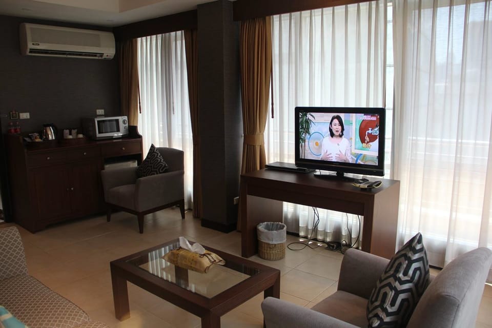 Suite, 1 Bedroom | Private kitchen | Fridge, electric kettle