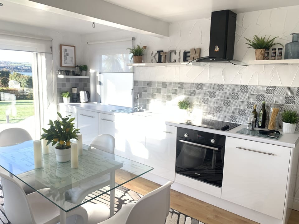 Panoramic Cottage, Ensuite, Sea View | Private kitchen | Highchair