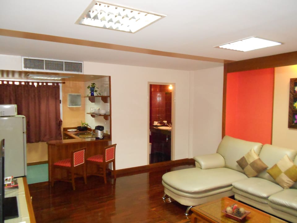 Executive Room | Living area | TV