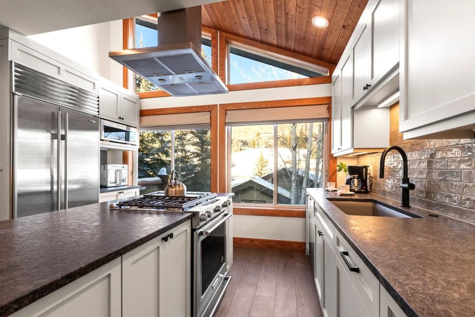 Townhome, 3 Bedrooms (Hot Tub, Sleeps 8 (BCC-1101)) | Private kitchen | Fridge, microwave, oven, coffee/tea maker