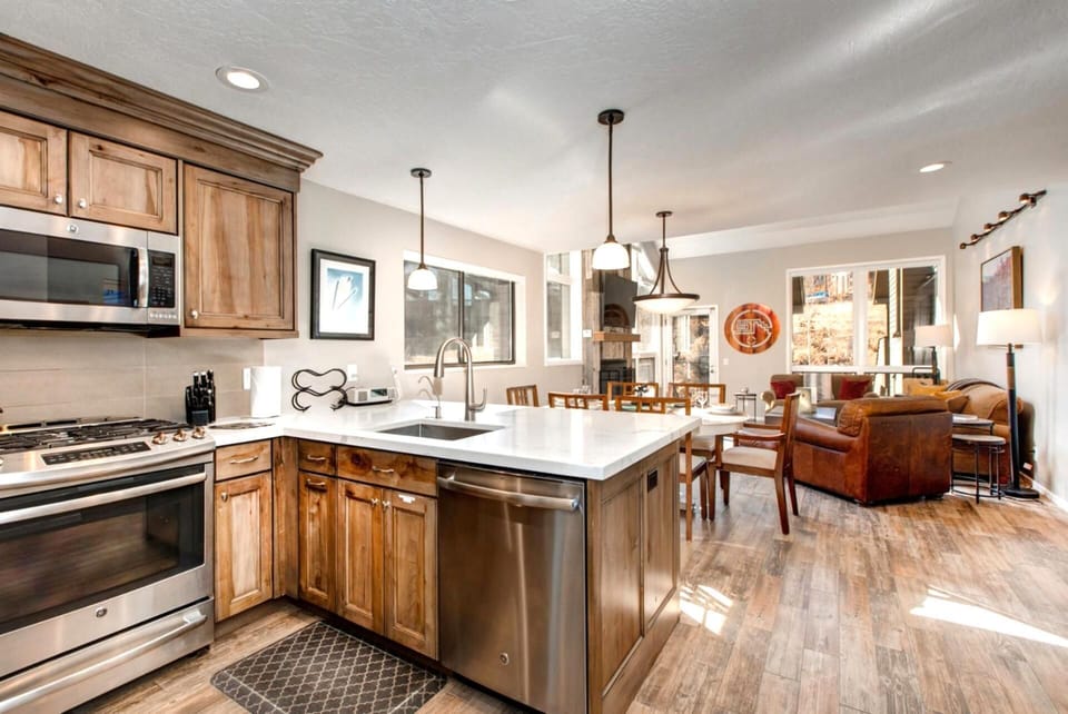Townhome (4 Bedrooms) | Private kitchen | Fridge, microwave, oven, coffee/tea maker