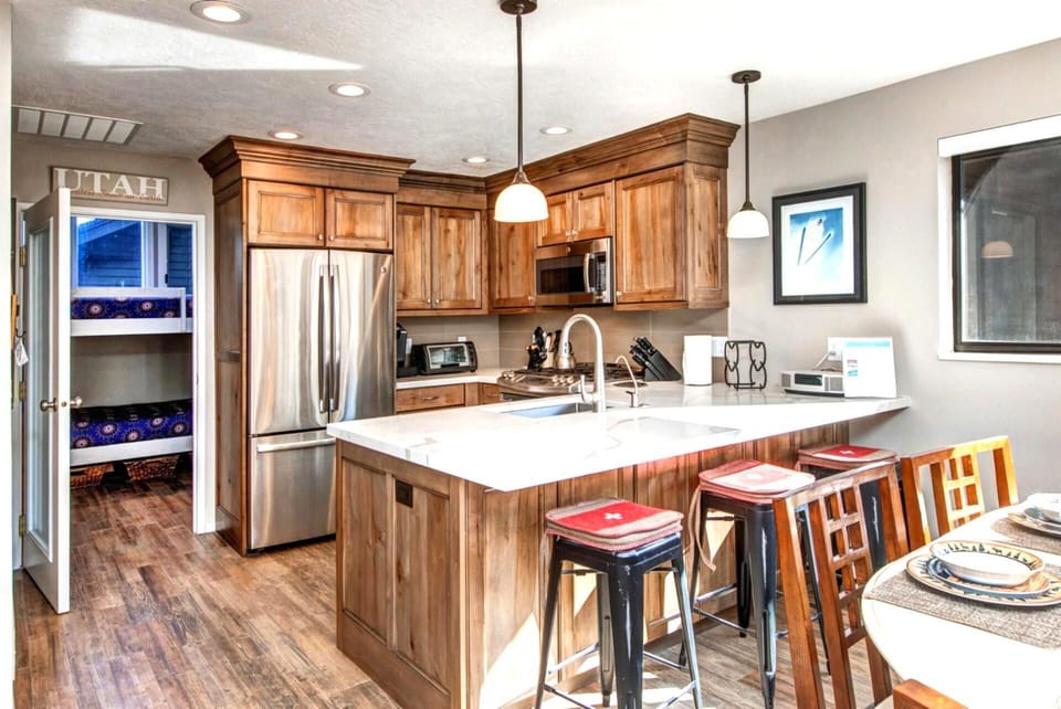 Townhome (4 Bedrooms) | Private kitchen | Fridge, microwave, oven, coffee/tea maker