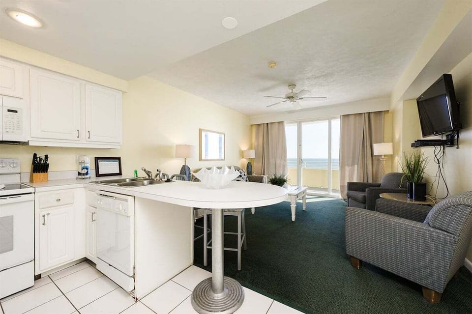 Cozy kitchen with plenty of room