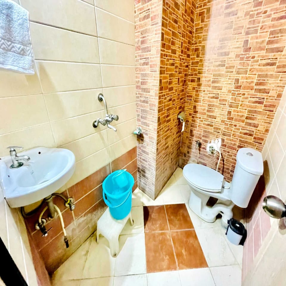 Business Room | Bathroom