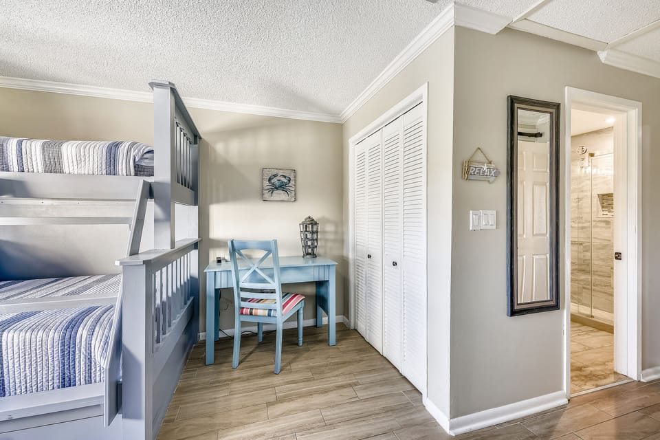 Bunk Room - 2 Sets of Twin over Full Bunks