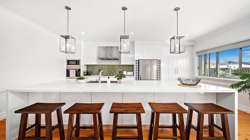 Kitchen w Breakfast Bar