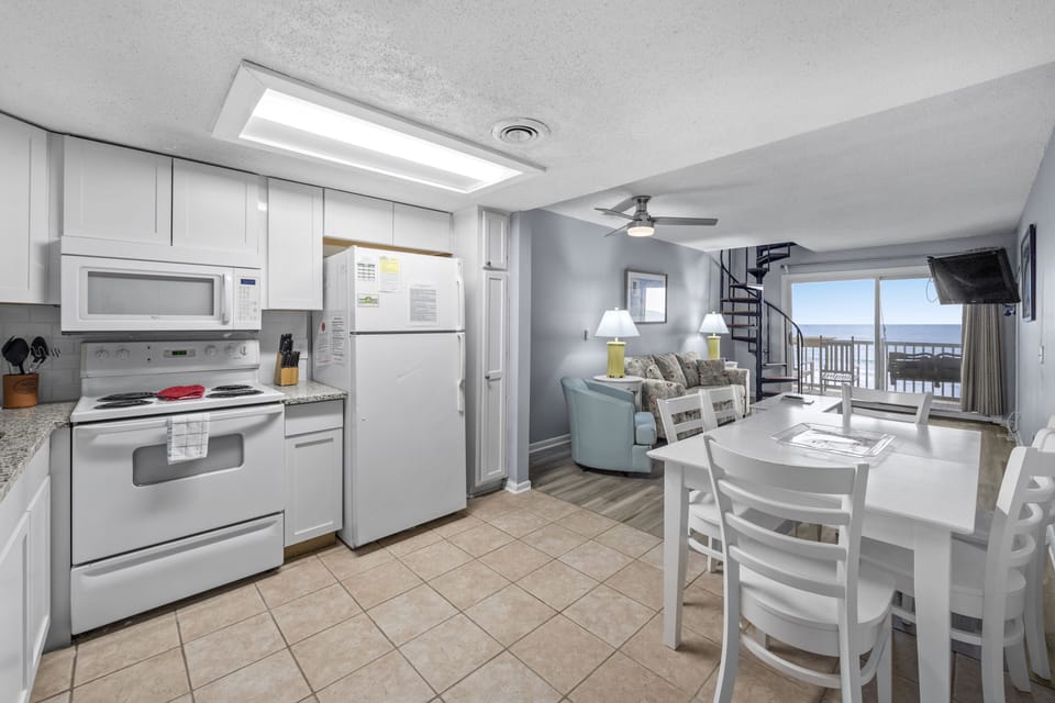 Fully Equipped Kitchen/Dining Area