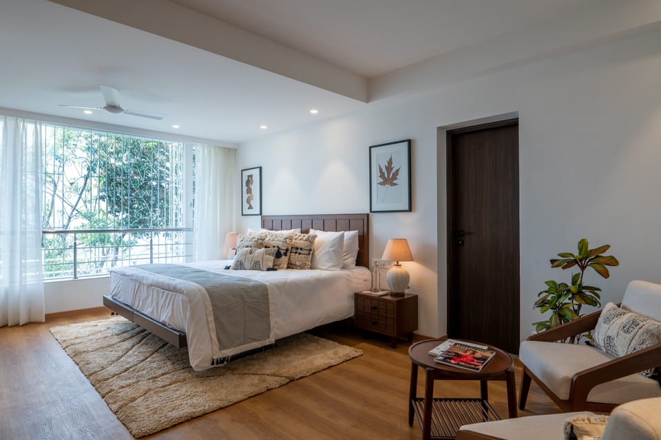 Room (White House, 5 Bedroom) | Desk, free WiFi, bed sheets