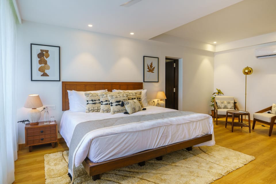 Room (White House, 5 Bedroom) | Desk, free WiFi, bed sheets