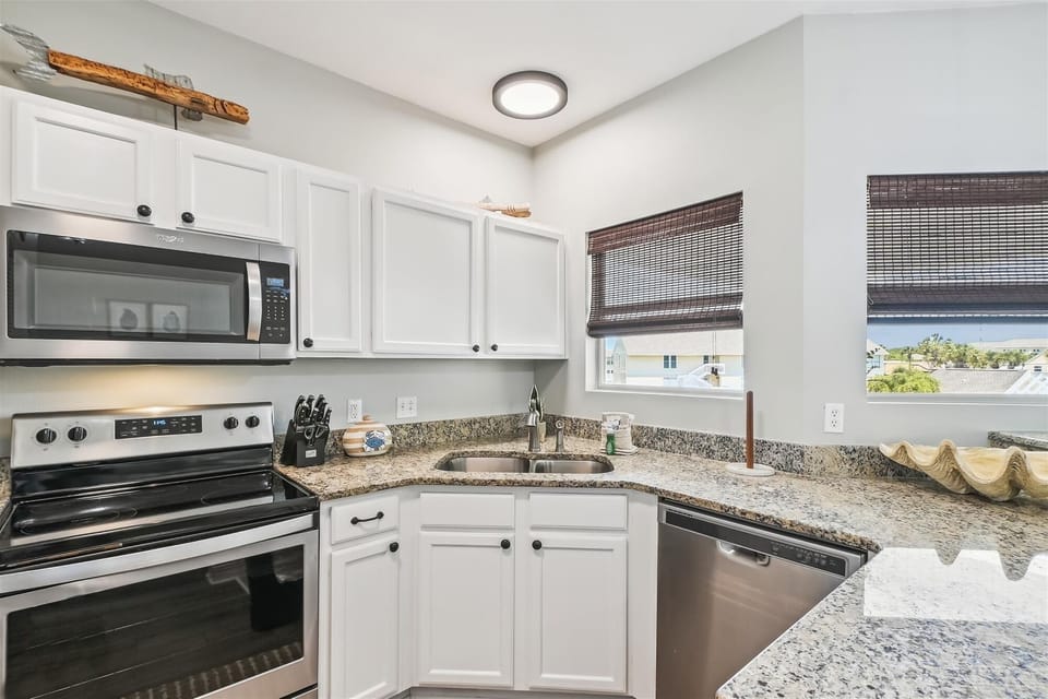 Condo, 2 Bedrooms | Private kitchen | Fridge, oven, stovetop, coffee/tea maker
