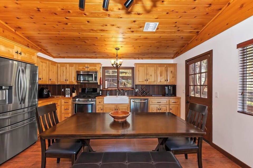 Dining table seating 6 comfortablly