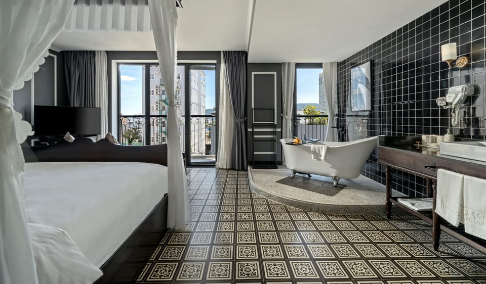 King Suite with Balcony | In-room safe, blackout drapes, soundproofing