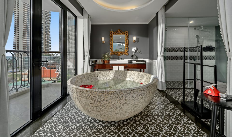 Executive Double Room | Bathroom | Free toiletries, hair dryer, bathrobes, slippers