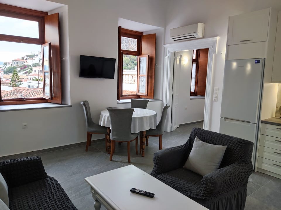 Apartment | Living area | 21-inch TV with satellite channels