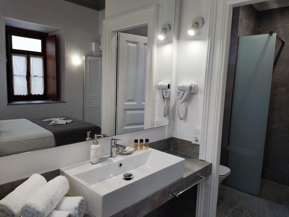 Apartment | Bathroom | Free toiletries, hair dryer, towels