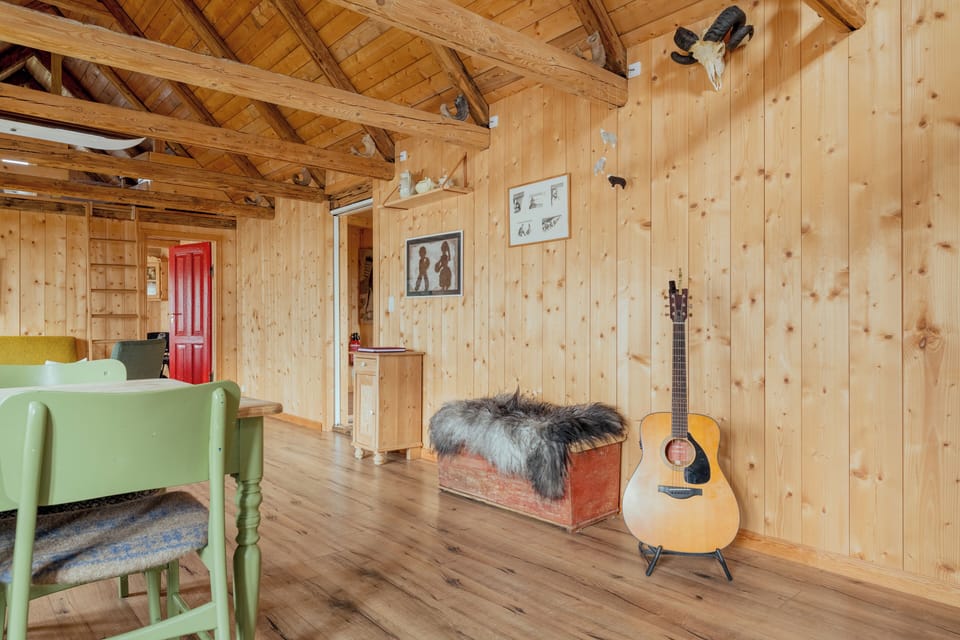 Traditional Cottage, 2 Bedrooms | Living area | 30-inch flat-screen TV with satellite channels