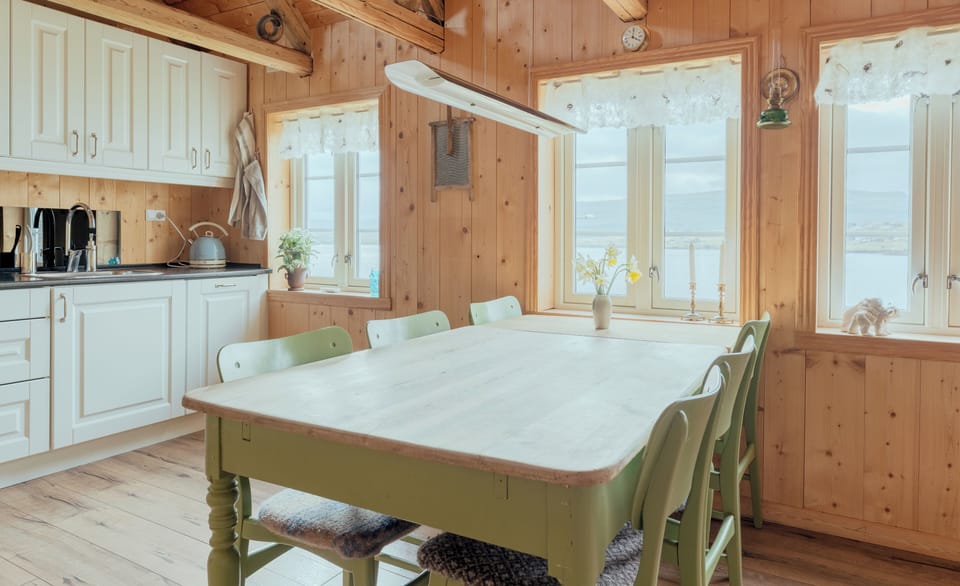 Traditional Cottage, 2 Bedrooms | Dining room