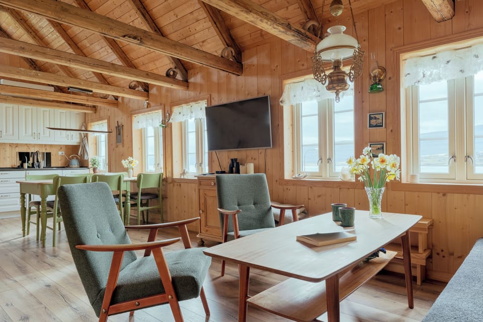 Traditional Cottage, 2 Bedrooms | Living room | 30-inch flat-screen TV with satellite channels