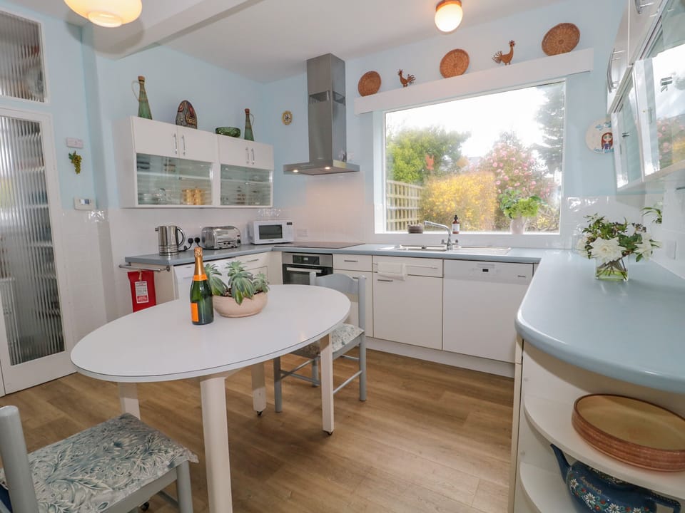 Cottage | Private kitchen | Fridge, microwave, dishwasher, electric kettle