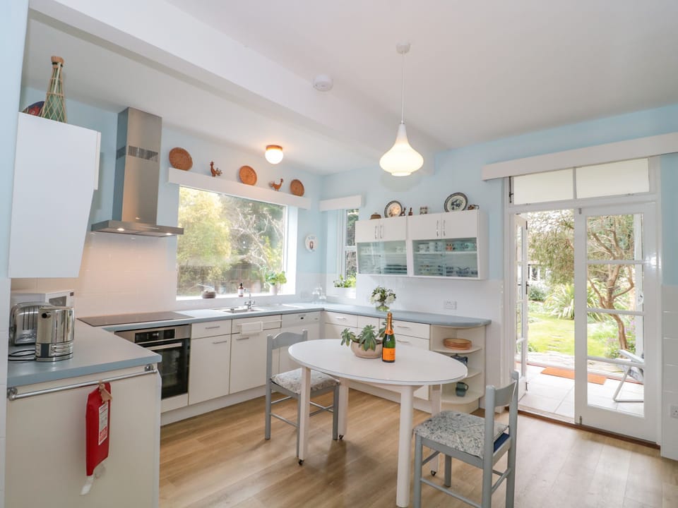 Cottage | Private kitchen | Fridge, microwave, dishwasher, electric kettle