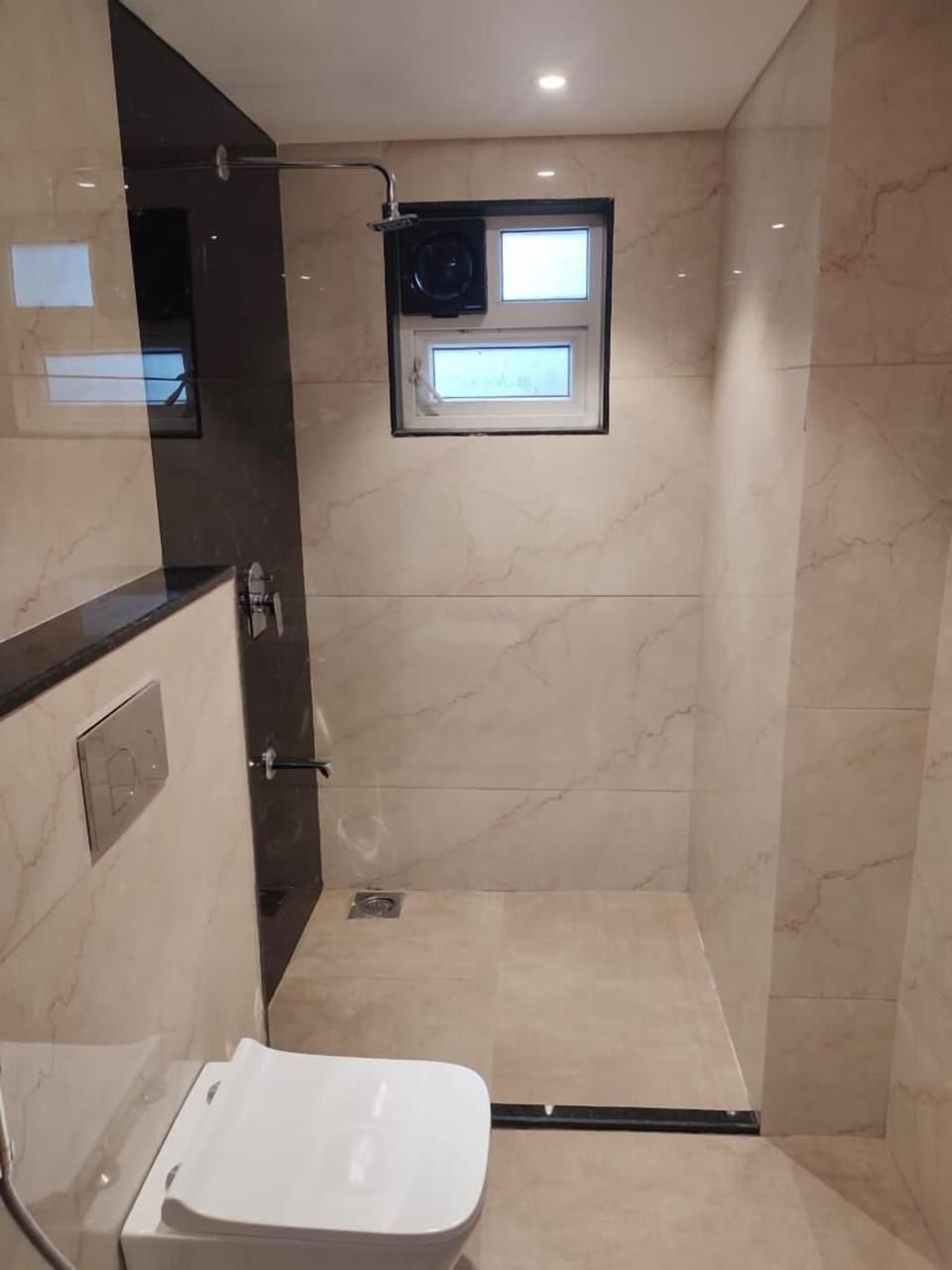Shower, rainfall showerhead, free toiletries, heated floors