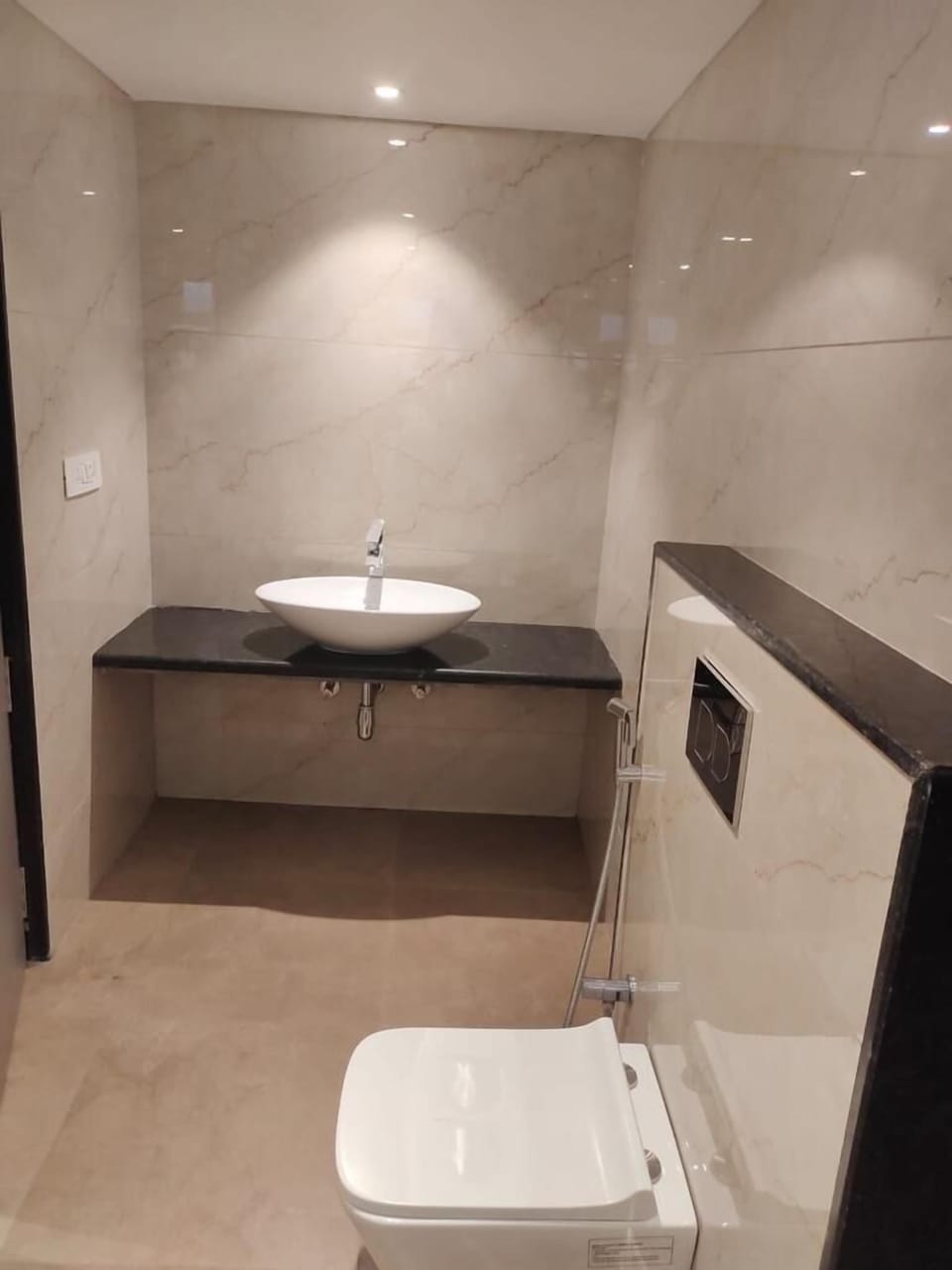 Shower, rainfall showerhead, free toiletries, heated floors