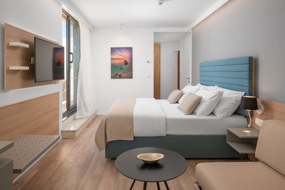 Room for 2 Seaview | Minibar, in-room safe, desk, blackout drapes