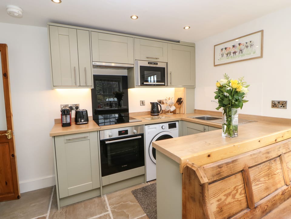 Cottage | Private kitchen | Fridge, microwave, dishwasher, electric kettle