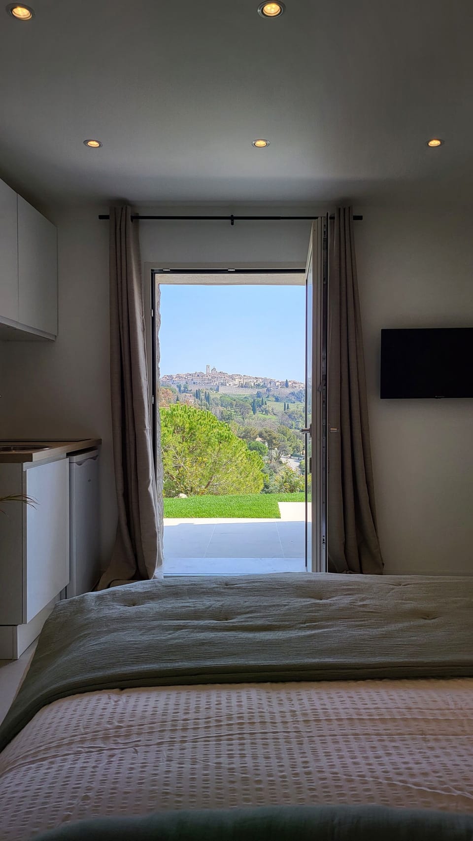 Romantic Studio | Premium bedding, laptop workspace, WiFi (free), individually decorated