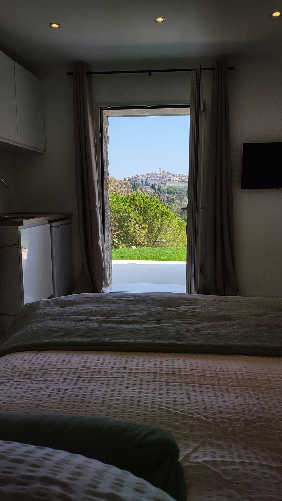 Romantic Studio | Premium bedding, laptop workspace, WiFi (free), individually decorated