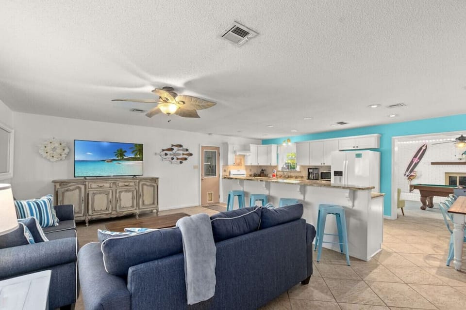 Bright and airy open living space, connecting the kitchen and dining area, featuring a pull-out sofa for 2 guests.