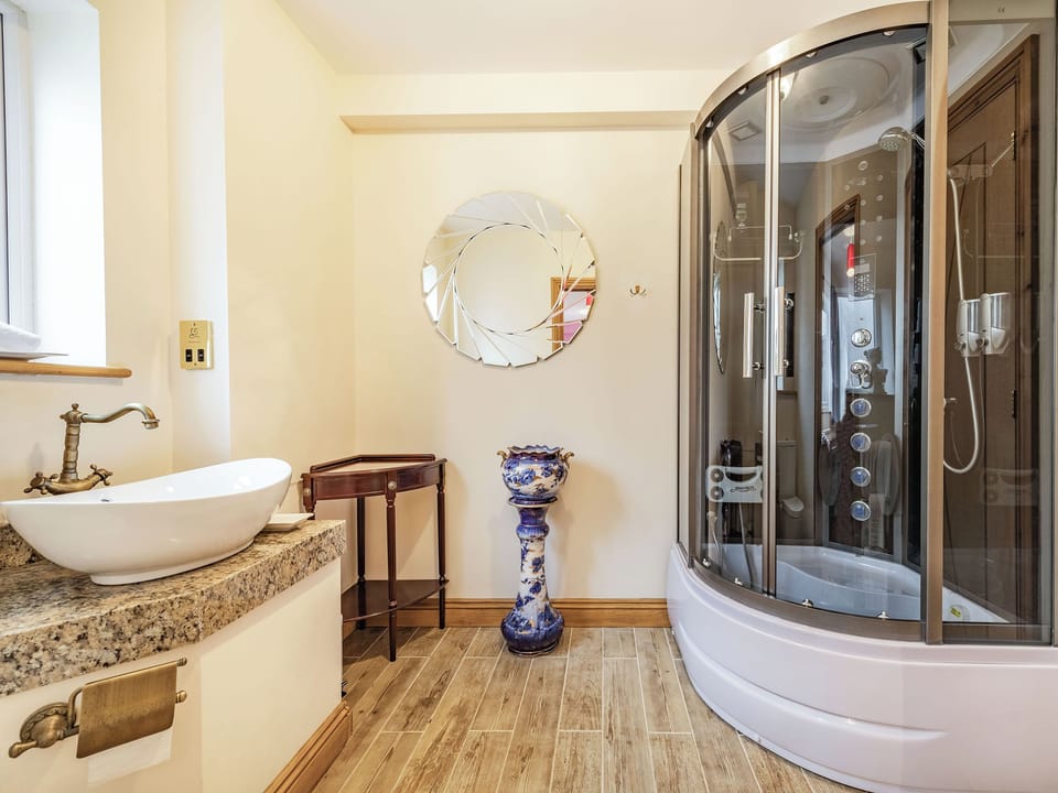 En-suite | Paradise, Cinderford