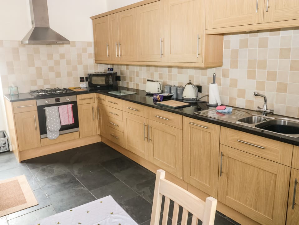 Cottage | Private kitchen | Fridge, microwave, dishwasher, electric kettle