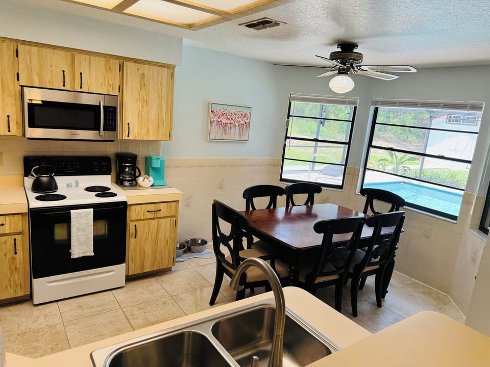 Kitchen dining 
