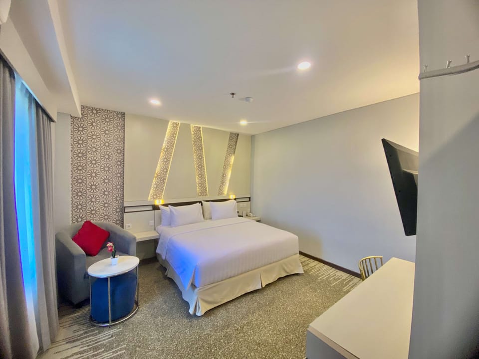 Junior Room, 1 Queen Bed, Smoking (Living Room) | Hypo-allergenic bedding available, in-room safe, desk, laptop workspace
