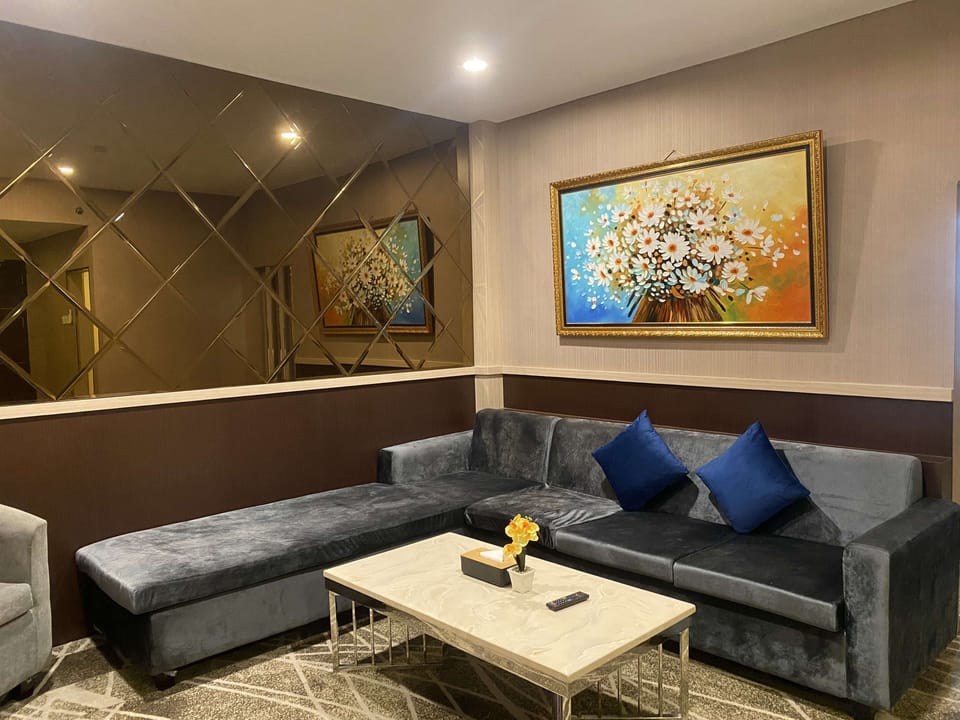 Junior Suite, 1 Queen Bed, Non Smoking (Living Room) | Hypo-allergenic bedding available, in-room safe, desk, laptop workspace