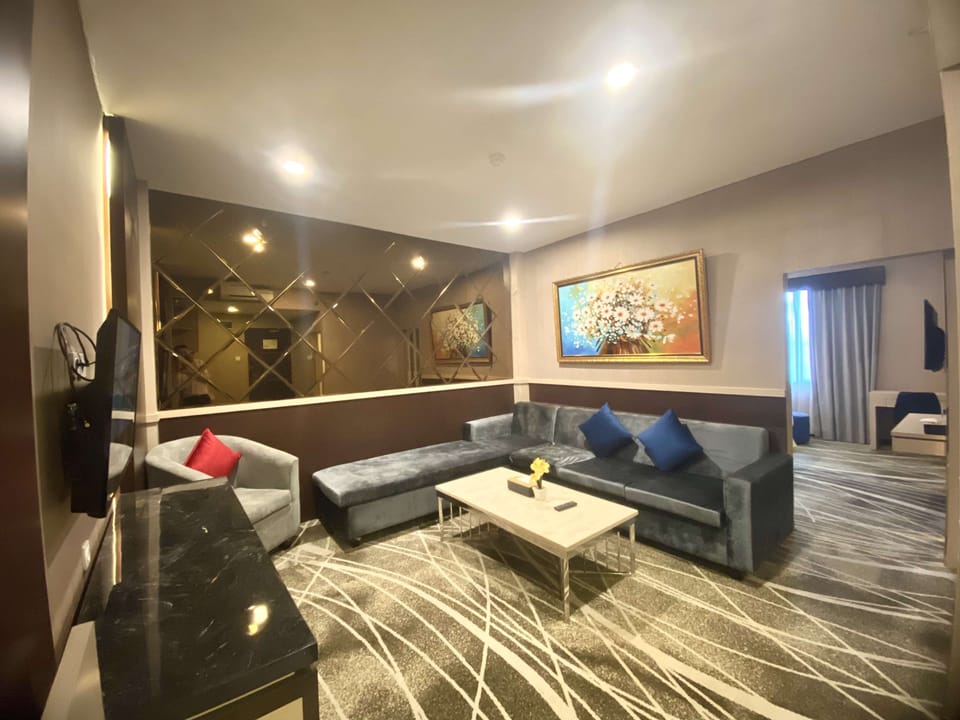 Junior Suite, 1 Queen Bed, Non Smoking (Living Room) | Hypo-allergenic bedding available, in-room safe, desk, laptop workspace