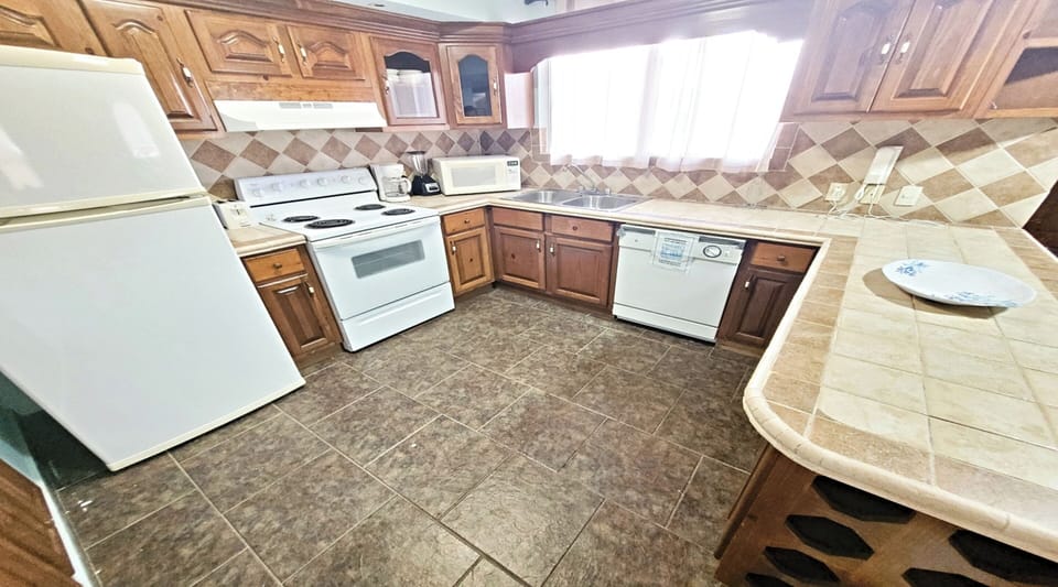 Family Villa | Private kitchen | Full-size fridge, microwave, dishwasher, cookware/dishes/utensils