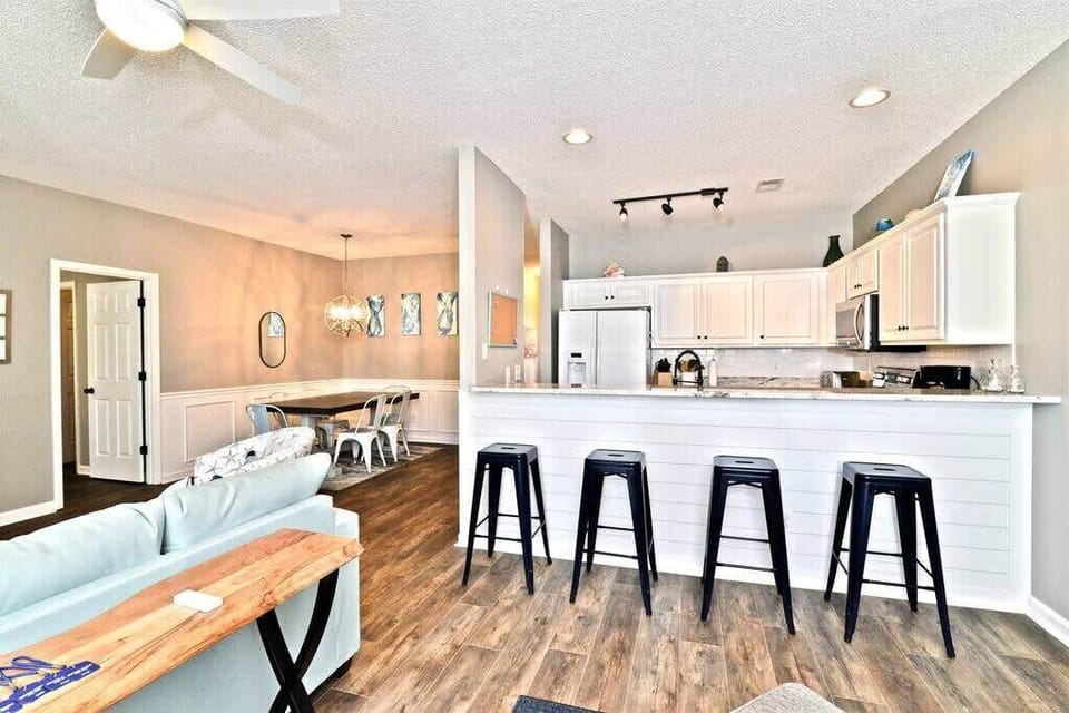 Gorgeous Remodeled Condo 1 Mile to Beach
