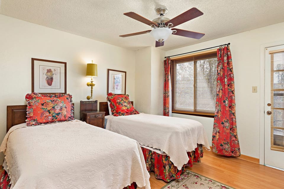 Bedroom 2 with 2 Twin Beds