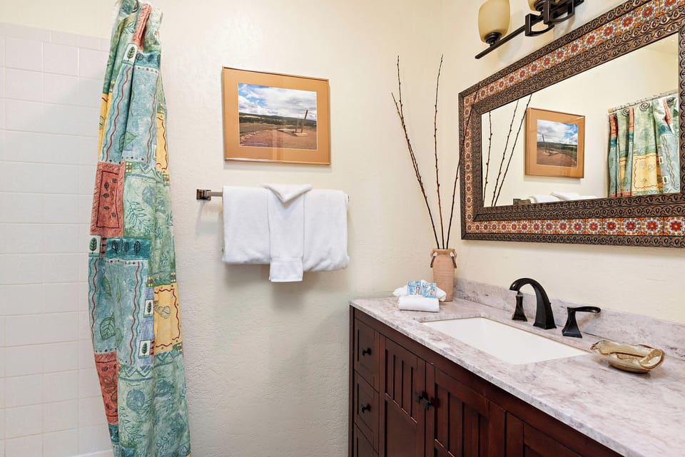 Bathroom 2 with Bathtub/Shower Combo