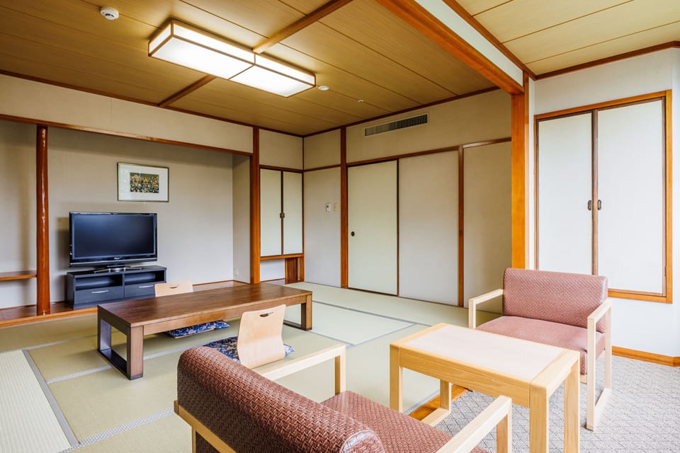 In-room safe, blackout drapes, WiFi (free)