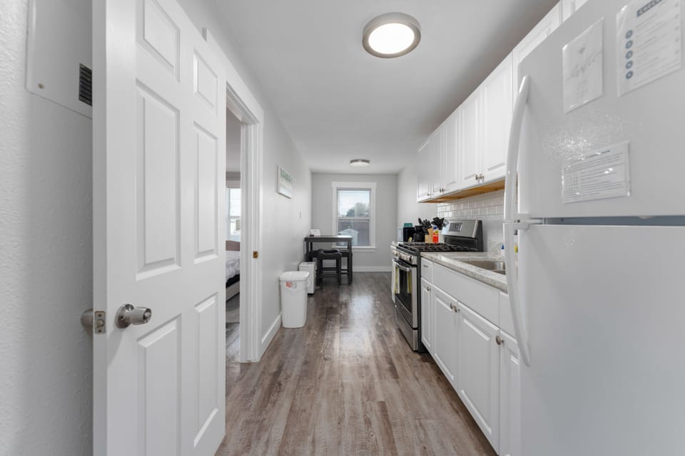 Indulge your culinary passions in our lavishly appointed kitchen, featuring state-of-the-art appliances and a comprehensive selection of culinary essentials. This sophisticated space allows you to channel your inner gastronomic virtuoso with unmatched elegance and flair.