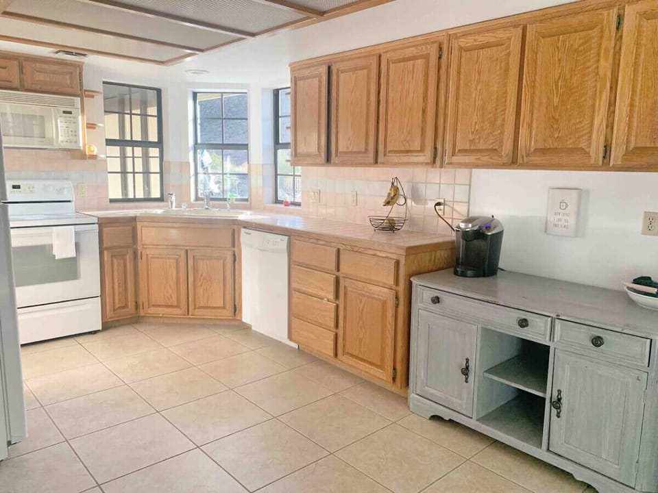 Large kitchen ... coffee maker (keurig), all kitchen essentials and more!