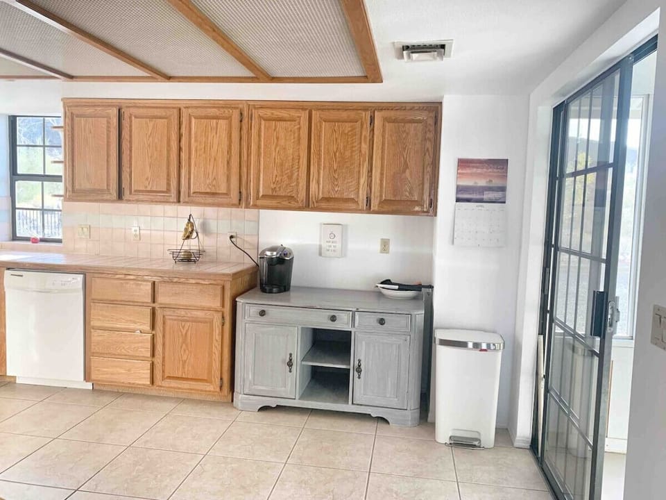 Large kitchen ... coffee maker (keurig), all kitchen essentials and more!