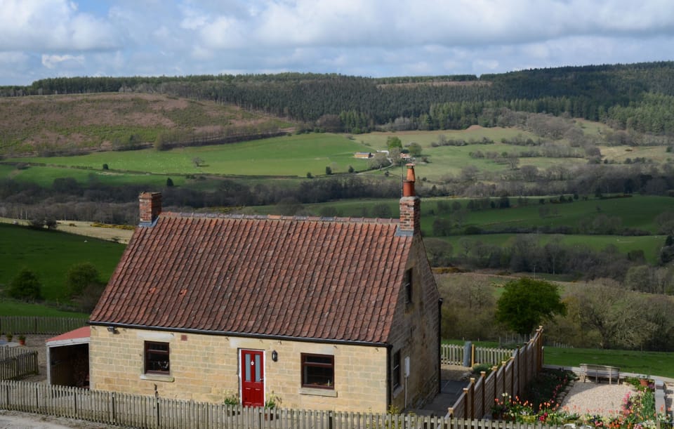 Threp'nybit Cottage, near Helmsley: Situated in a wonderful rural position within the North York Moors National Park providing stunning panoramic views over the moors