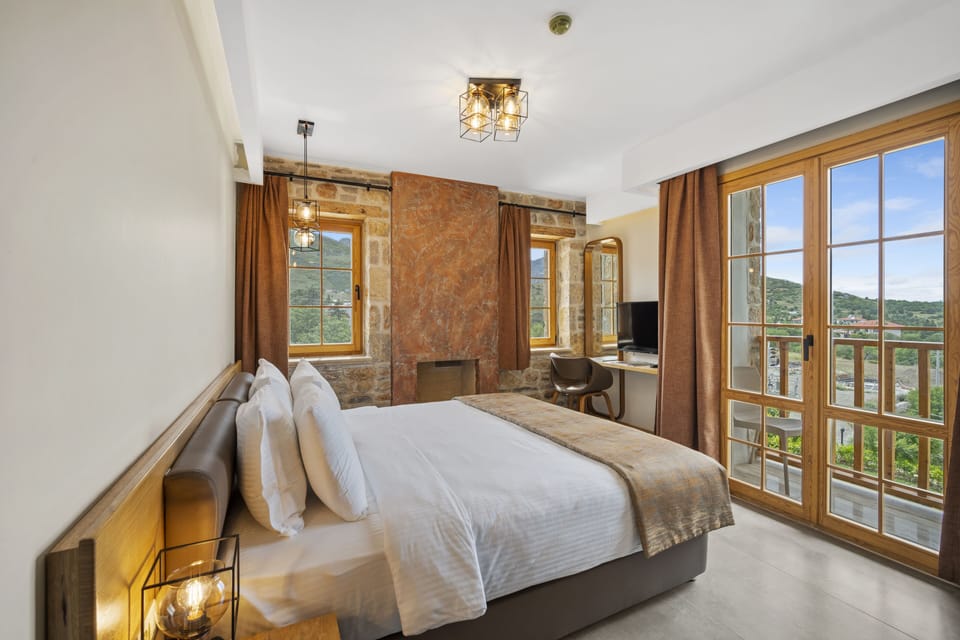 Standard Room | Premium bedding, in-room safe, desk, laptop workspace