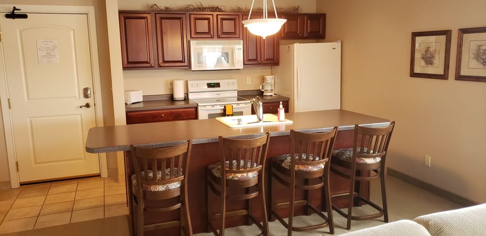 Condo, 1 Bedroom | Private kitchen | Fridge, oven, coffee/tea maker, toaster